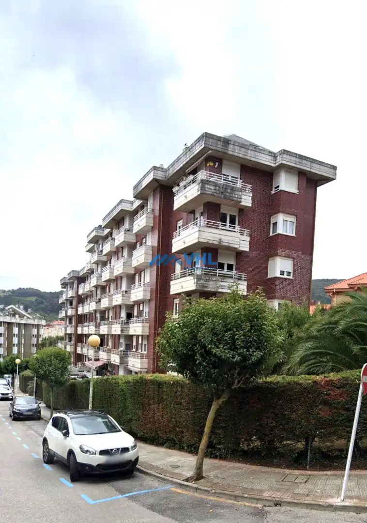 Vista exterior de Pis de lloguer en Castro-Urdiales amb Calefacció, Terrassa i Moblat