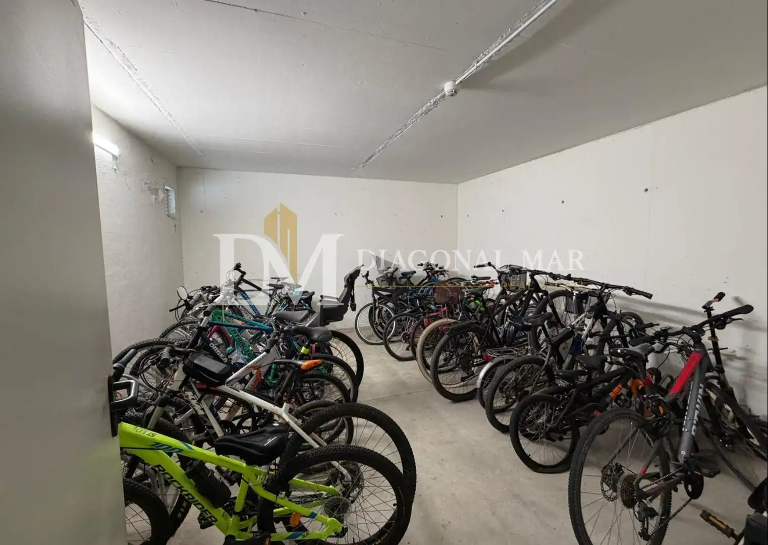 Parking de Piso de alquiler en Sant Adrià de Besòs con Parquet, Balcón y Piscina comunitaria
