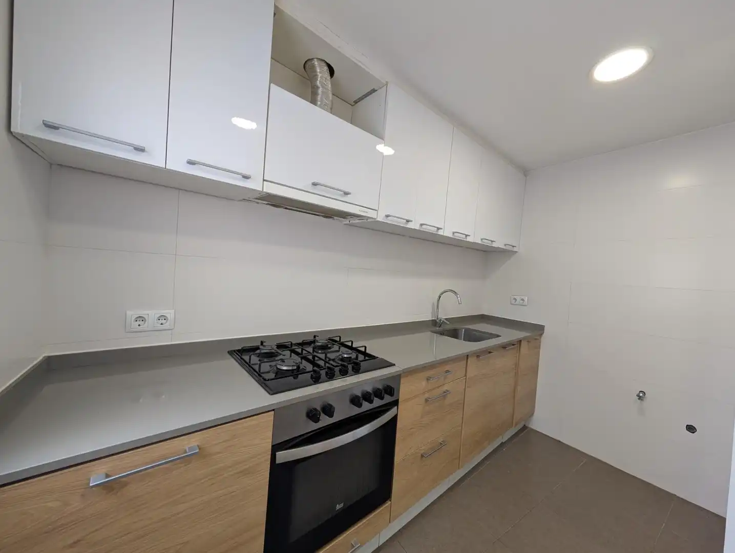 Cocina de Dúplex en venta en Sant Vicenç Dels Horts con Aire acondicionado, Calefacción y Terraza