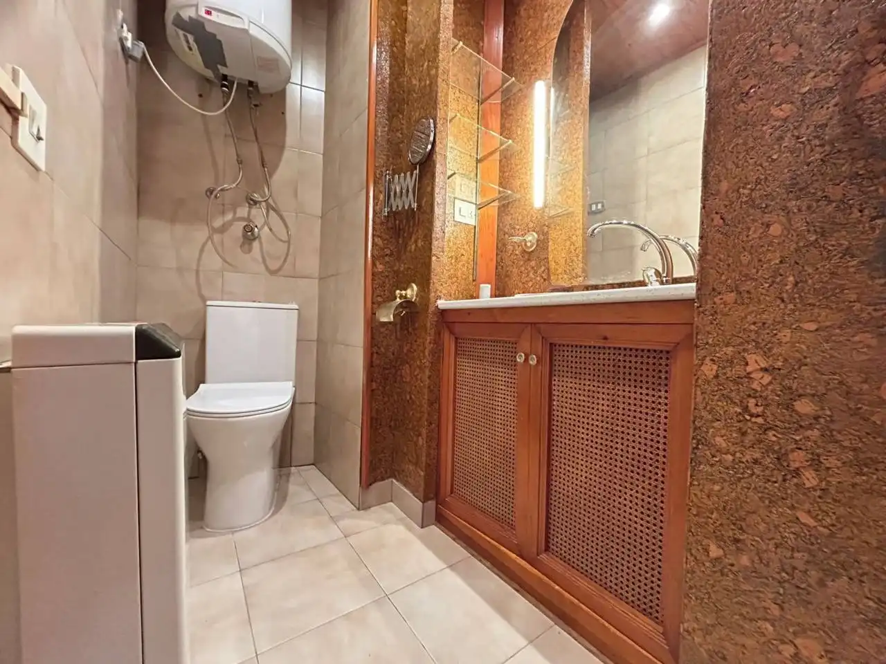 Baño de Piso de alquiler en Toledo con Aire acondicionado, Parquet y Amueblado