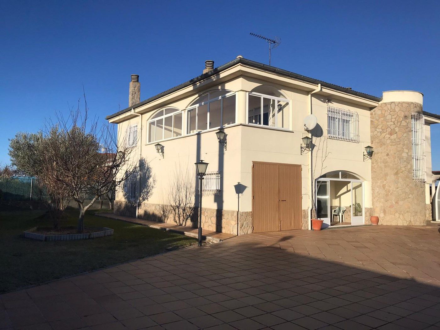Vista exterior de Casa o xalet en venda en Castellanos de Villiquera amb Calefacció, Terrassa i Piscina