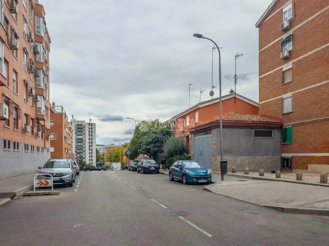 Vista exterior de Casa adosada en venta en Ciudad Lineal