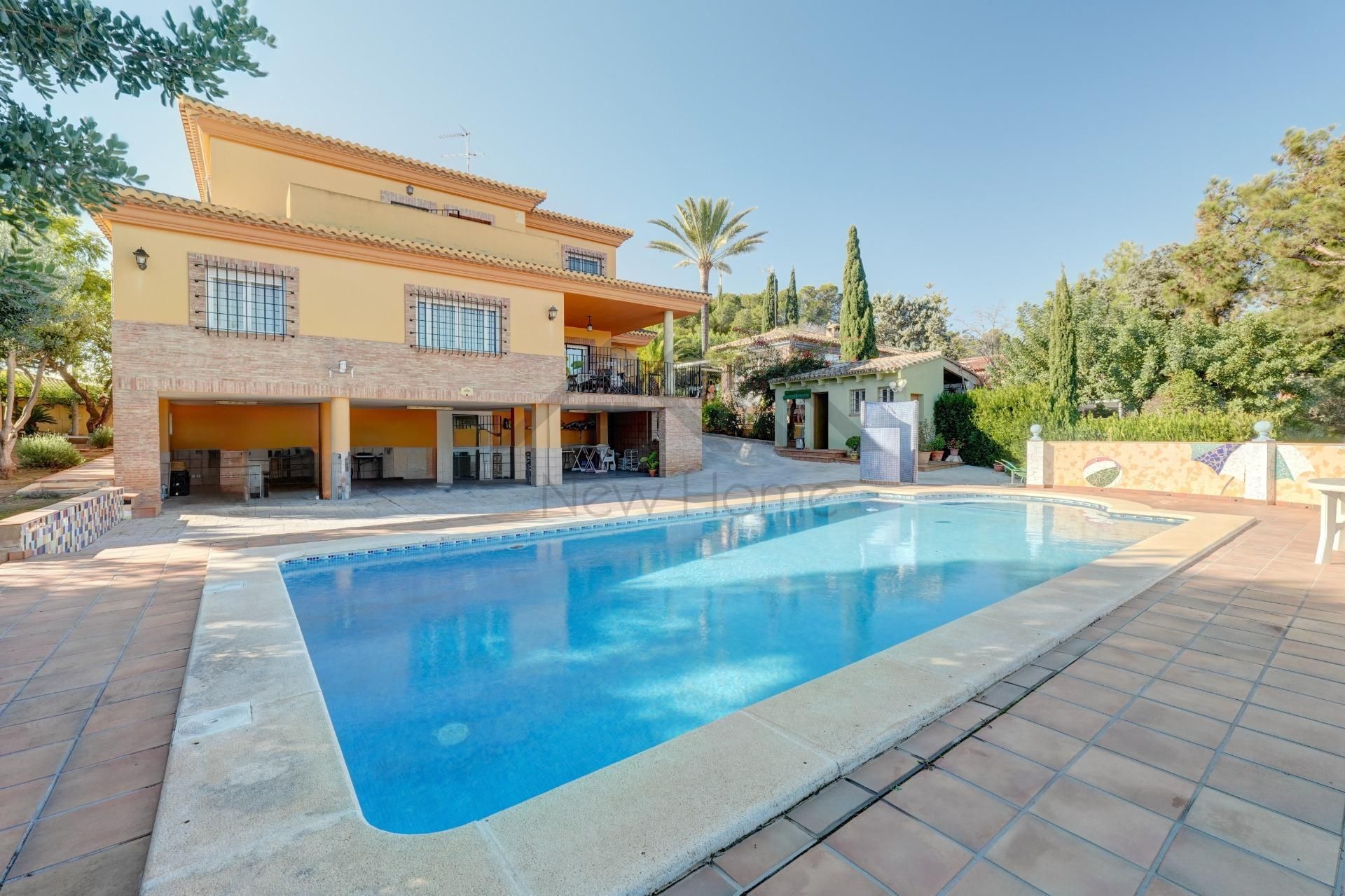 Vista exterior de Casa o xalet en venda en La Pobla de Vallbona amb Aire condicionat, Jardí privat i Traster