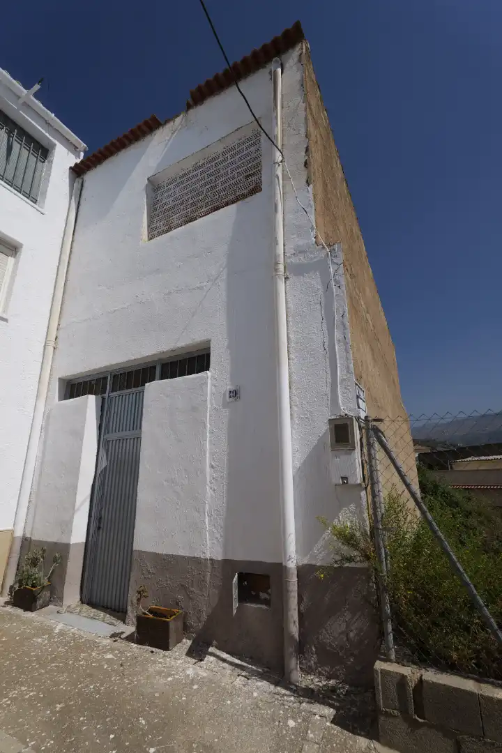 Vista exterior de Casa adosada en venda en Paterna del Río amb Jardí privat