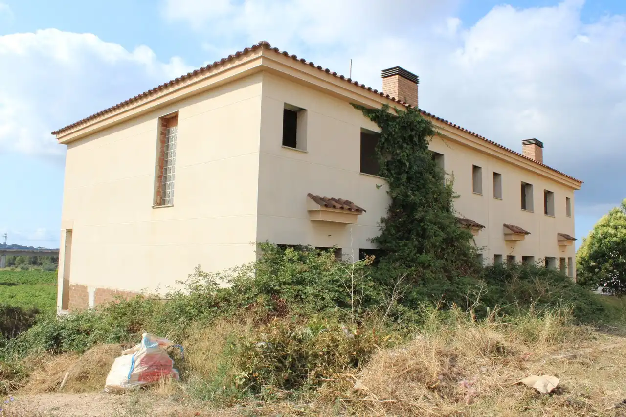 Außenansicht von Gebäude zum Verkauf in Santa Oliva