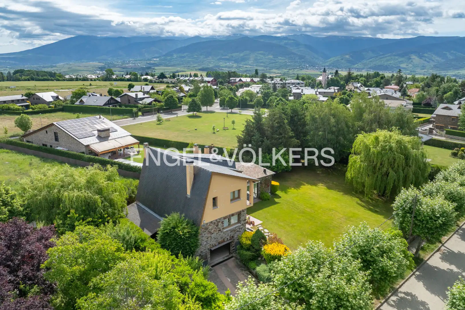 Vista exterior de Casa o xalet en venda en Puigcerdà amb Calefacció, Jardí privat i Parquet