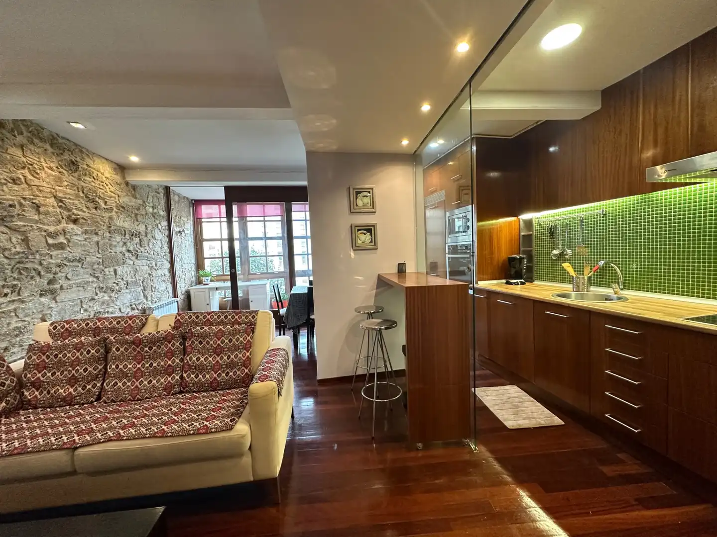 Küche von Wohnungen zur Miete in Santiago de Compostela  mit Heizung, Privatgarten und Parkett