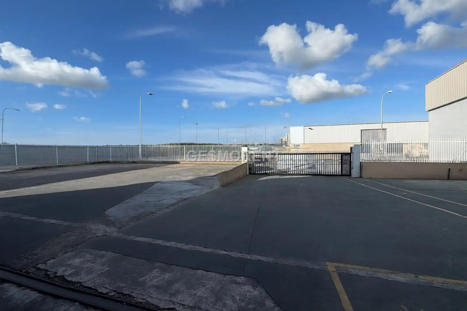 Parkplatz von Fabrikhallen zur Miete in Llucmajor