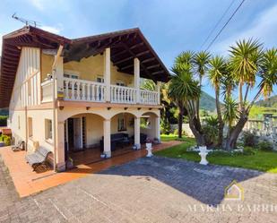 Vista exterior de Casa o xalet en venda en Castro-Urdiales amb Calefacció, Jardí privat i Terrassa