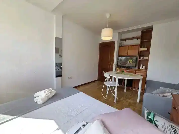 Schlafzimmer von Wohnungen zur Miete in  Madrid Capital mit Balkon