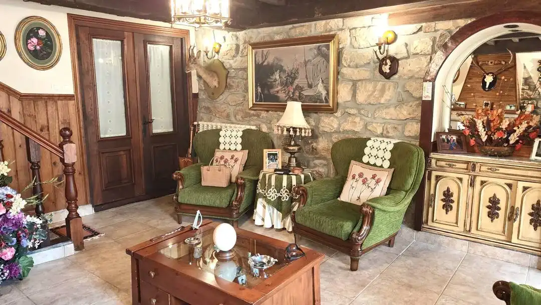 Sala d'estar de Casa o xalet en venda en Los Tojos  amb Calefacció i Moblat
