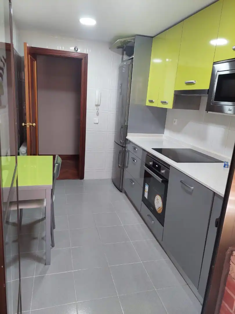 Cuina de Apartament de lloguer en Alcalá de Henares amb Calefacció, Terrassa i Piscina comunitària
