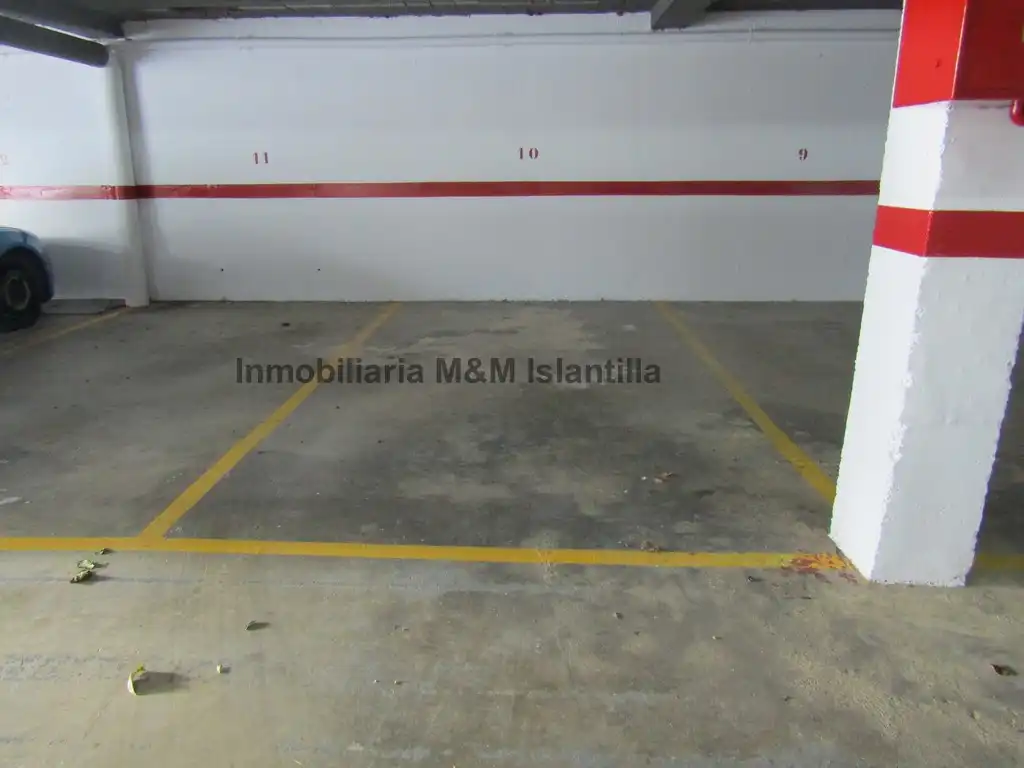 Parking de Casa adosada en venta en Islantilla con Terraza, Trastero y Amueblado