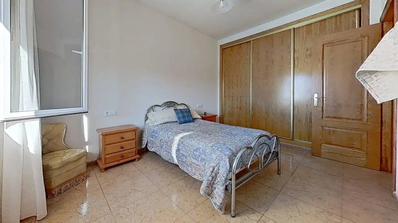Dormitori de Casa adosada en venda en Santiuste de San Juan Bautista amb Calefacció, Jardí privat i Moblat