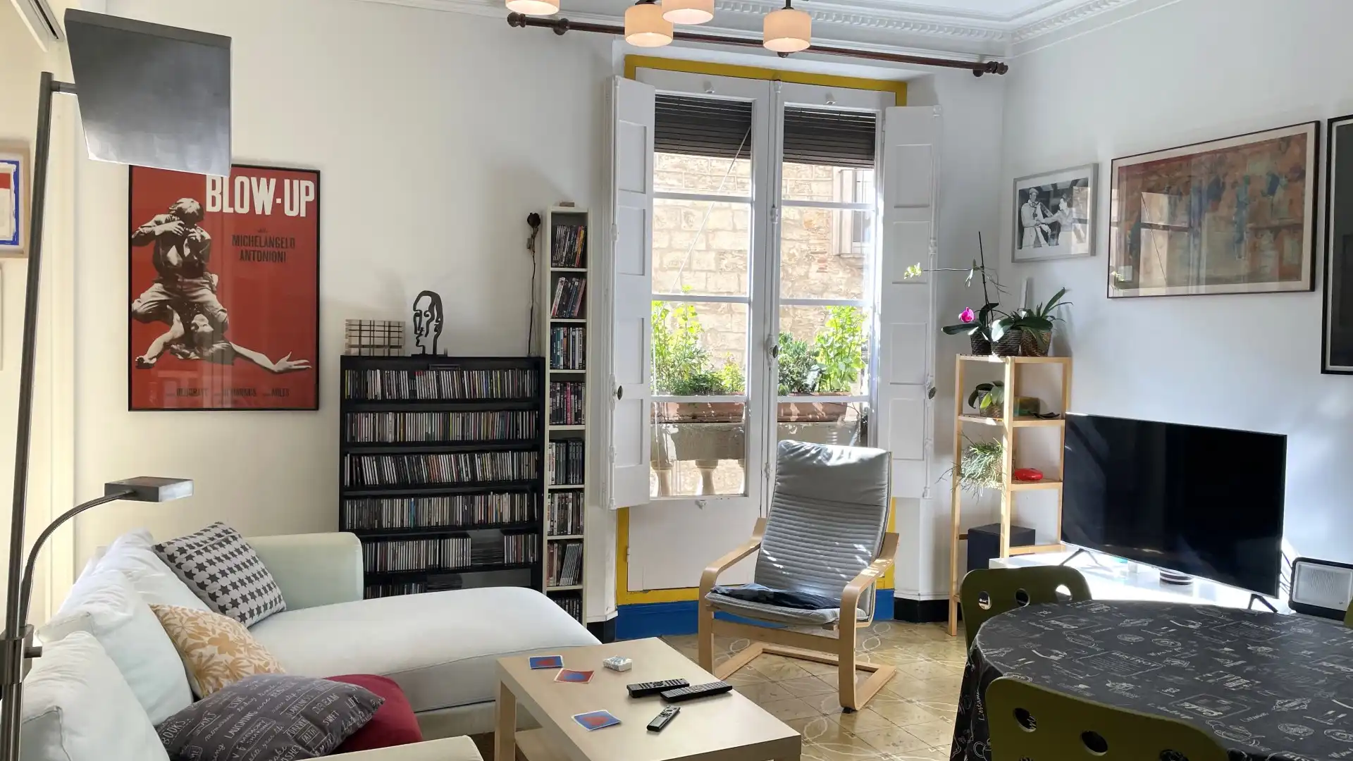 Living room of Flat for sale in Girona Capital  with Heating, Furnished and Balcony