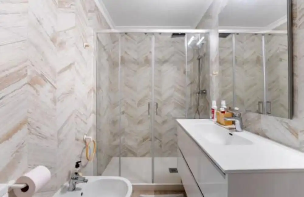 Badezimmer von Erdgeschoss zum Verkauf in Benahavís mit Klimaanlage, Terrasse und Abstellraum