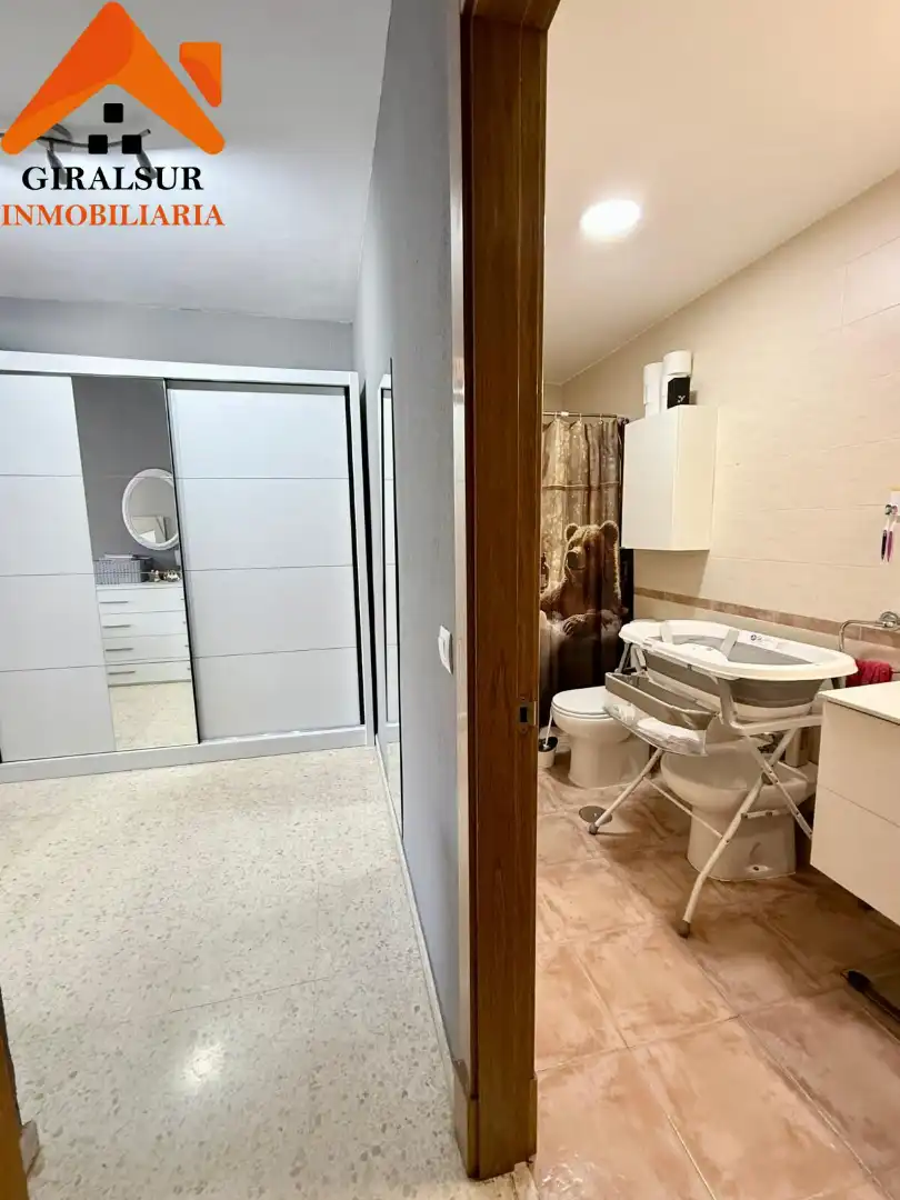 Bathroom of Flat for sale in Sevilla  with Air Conditioner, Terrace and Storage room