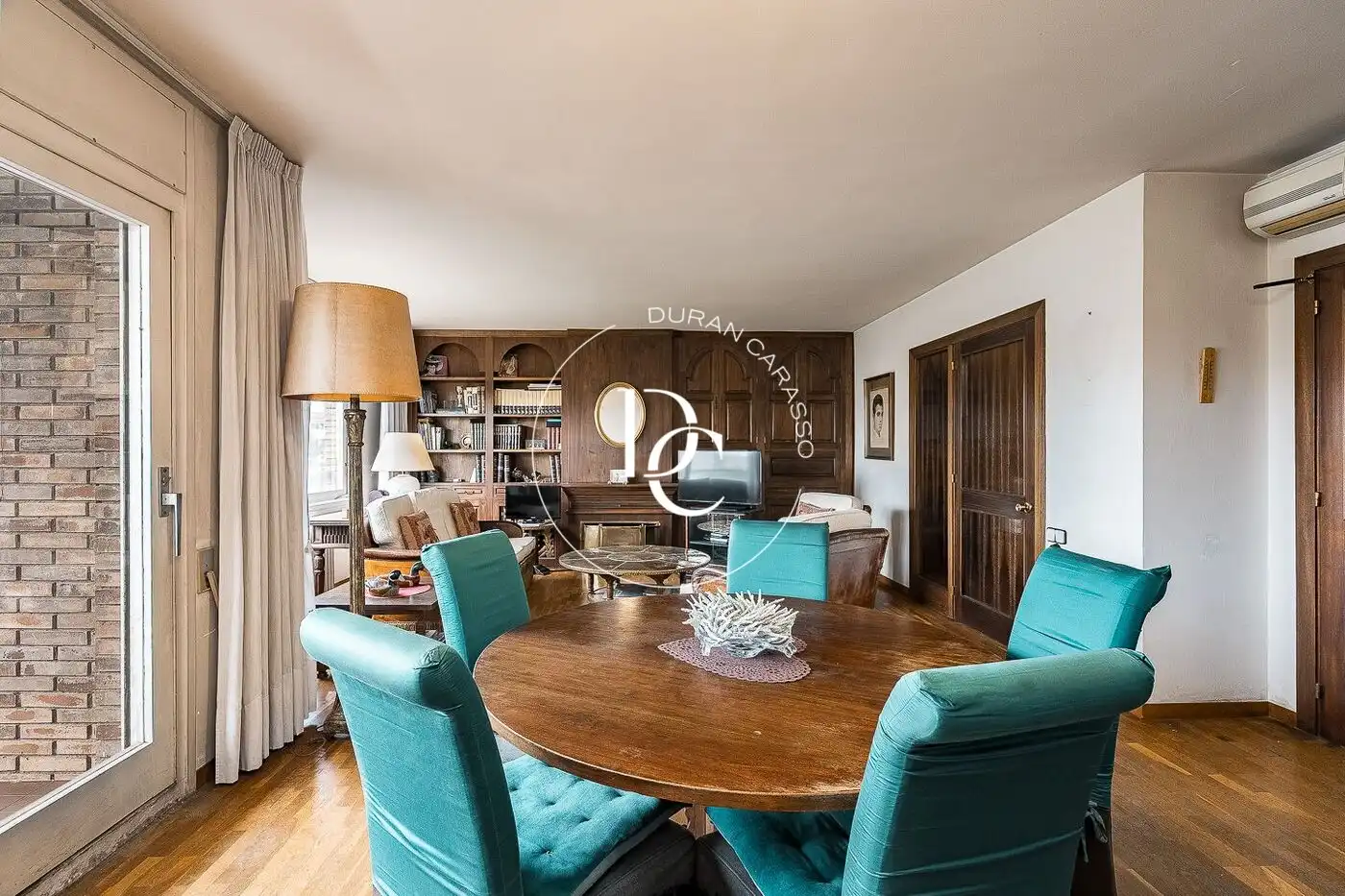 Comedor de Piso en venta en Barcelona con Calefacción y Balcón