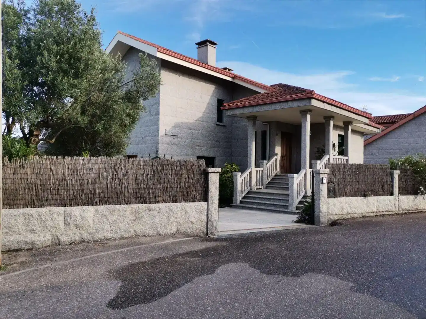 Vista exterior de Casa o xalet en venda en Tomiño amb Piscina i Balcó