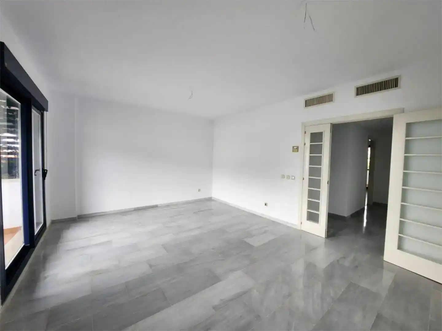 Wohnung zur Miete in Estepona mit Klimaanlage, Abstellraum und Schwimmbad