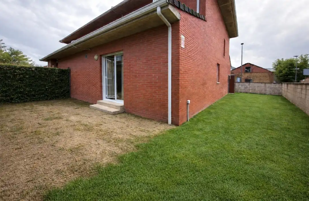 Vista exterior de Casa o xalet en venda en Ponferrada amb Calefacció, Jardí privat i Moblat