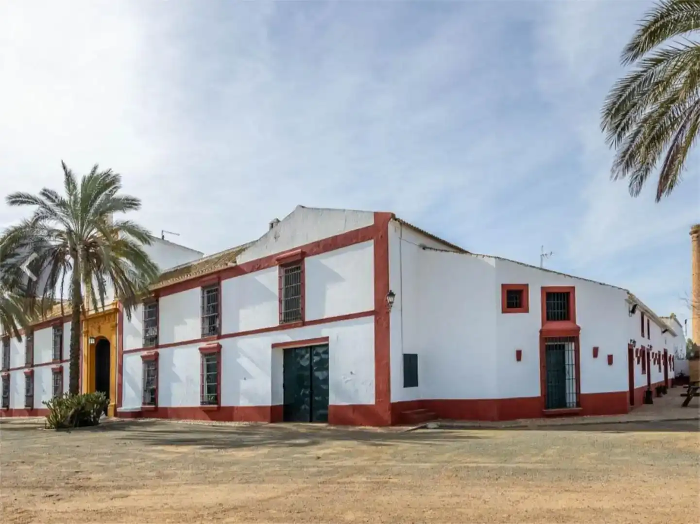Vista exterior de Casa o xalet en venda en Carmona amb Jardí privat, Traster i Piscina