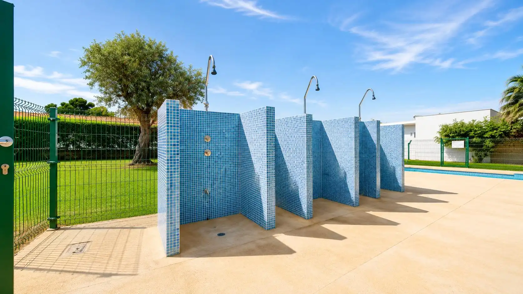 Piscina de Casa adosada en venda en Almería amb Aire condicionat, Terrassa i Balcó