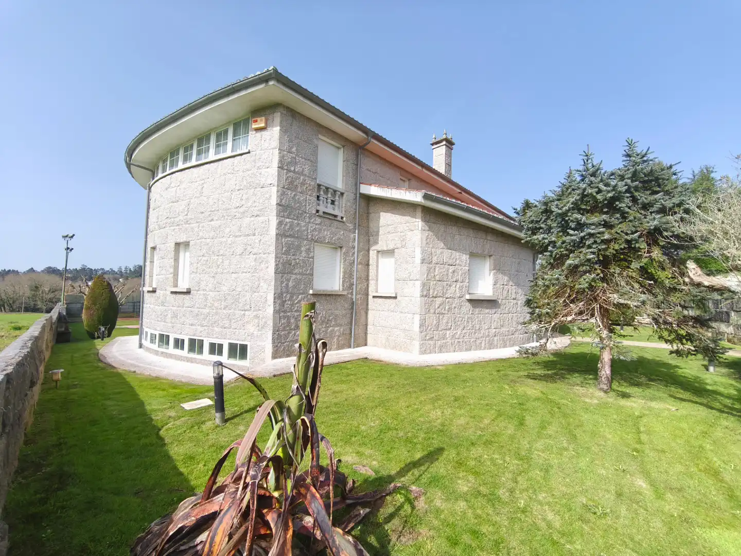 Vista exterior de Casa o xalet en venda en Santiago de Compostela  amb Calefacció, Jardí privat i Terrassa