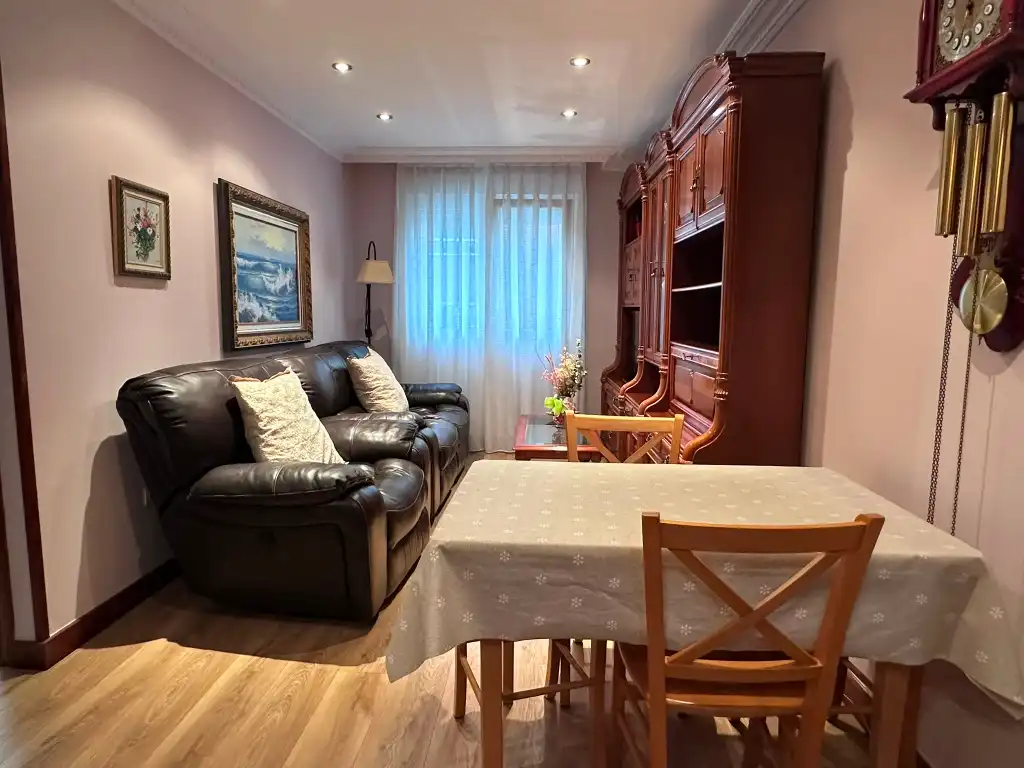 Sala de estar de Piso en venta en Gijón  con Calefacción, Parquet y Amueblado
