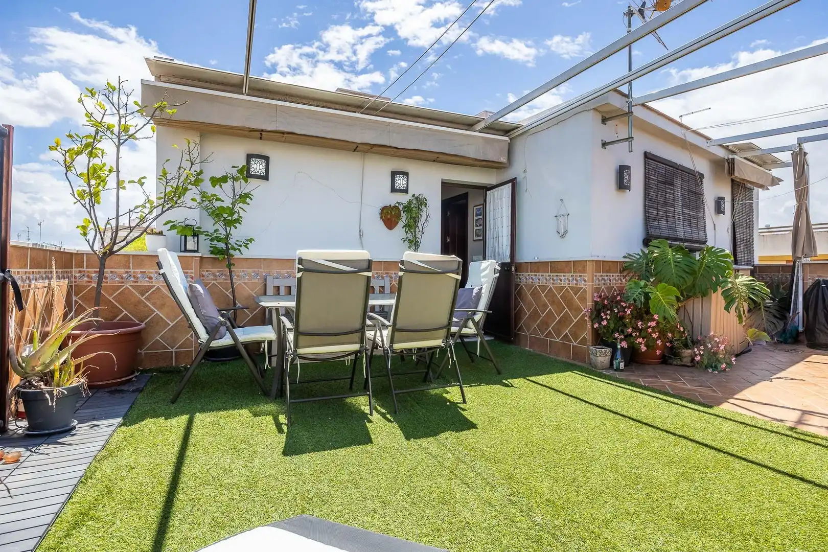 Terrasse von Einfamilien-Reihenhaus zum Verkauf in Sevilla mit Klimaanlage und Abstellraum