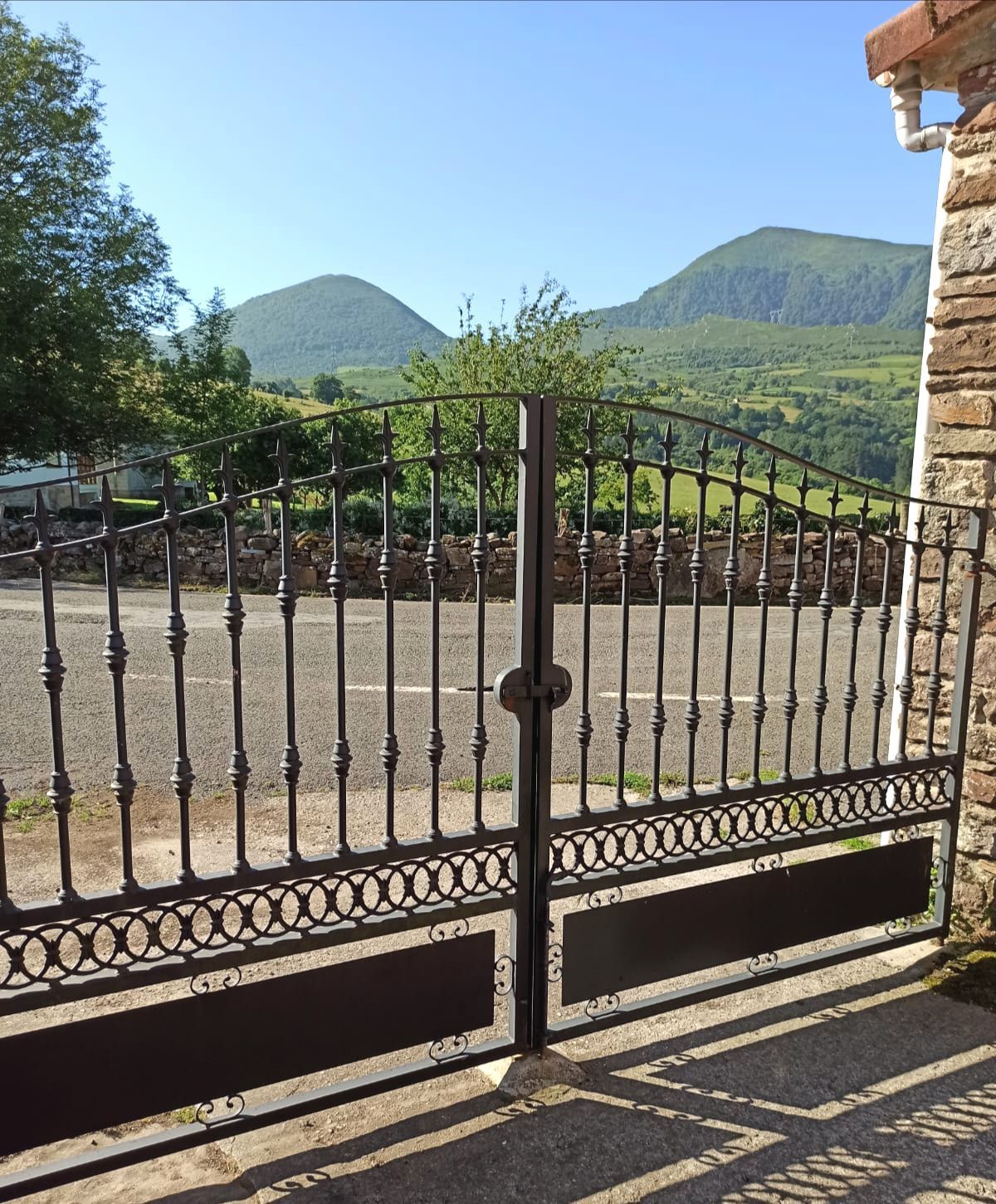 Vista exterior de Casa o xalet en venda en Molledo amb Calefacció i Terrassa
