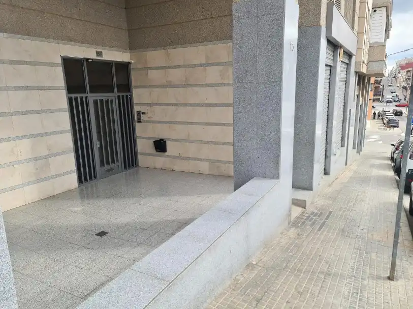 Vista exterior de Local en venta en Terrassa