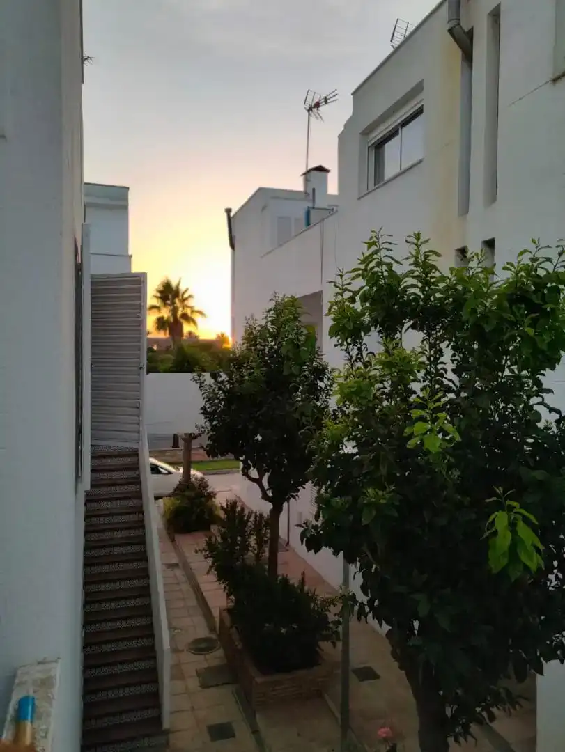 Außenansicht von Maisonette zur Miete in El Rompido mit Schwimmbad und Balkon