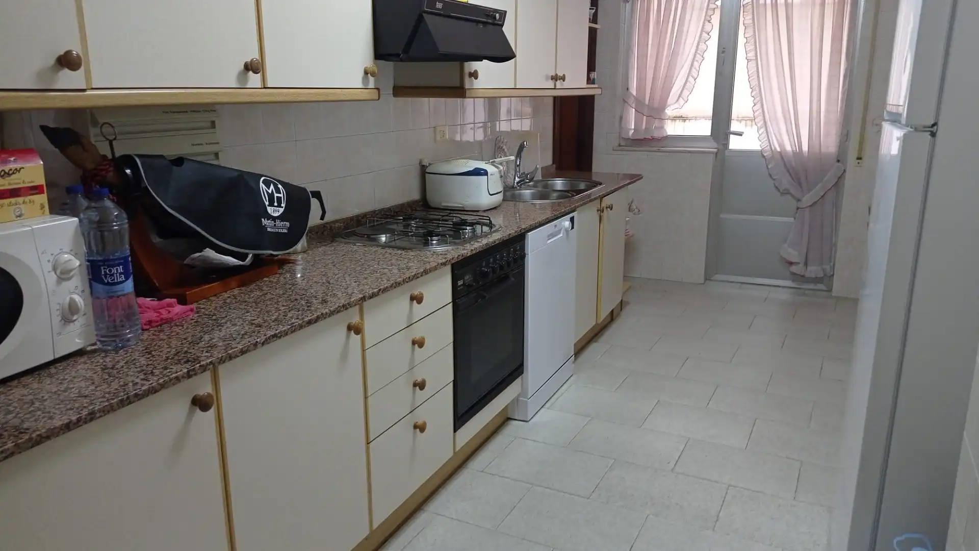 Cuina de Pis en venda en Foz amb Calefacció, Moblat i Balcó