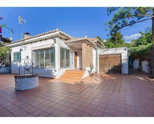 Vista exterior de Casa o xalet en venda en Almuñécar amb Jardí privat i Piscina