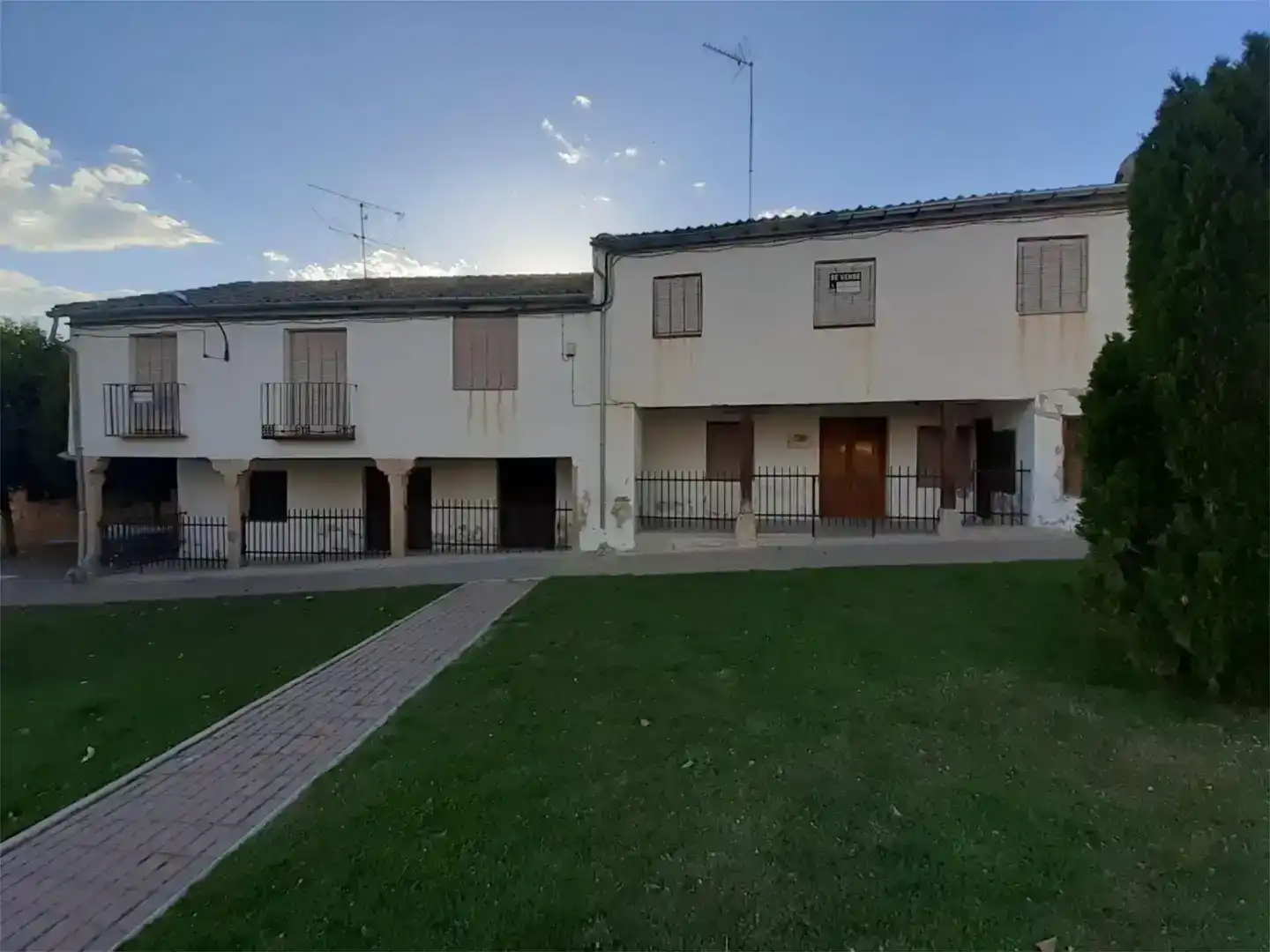 Vista exterior de Casa adosada en venda en Turégano amb Balcó