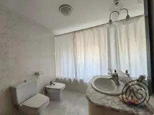 Bany de Casa o xalet en venda en La Puebla de Híjar amb Aire condicionat, Calefacció i Jardí privat