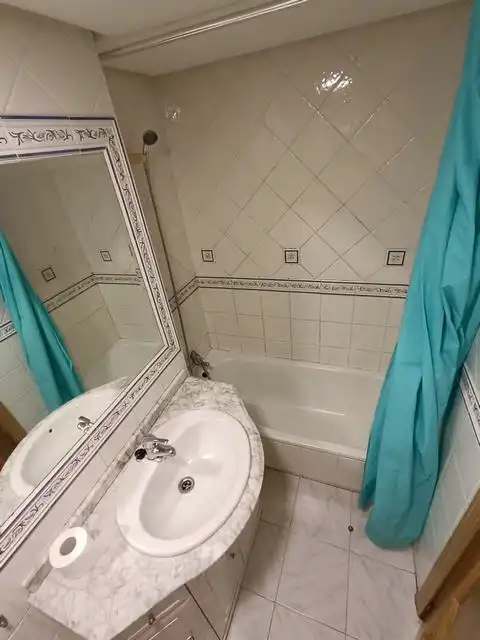 Bathroom of Flat for rent in Santiago de Compostela   with Heating, Furnished and Oven