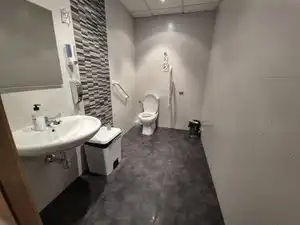 Baño de Local en venta en Madrid con Aire acondicionado, Calefacción y Alarma