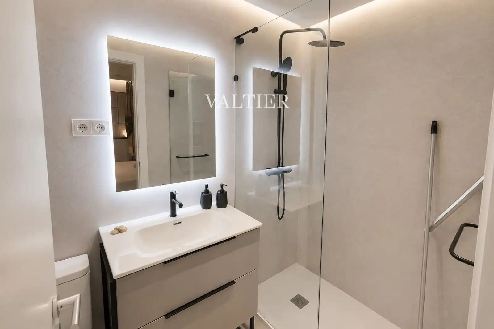 Bathroom of Flat for rent in Madrid  with Air Conditioner and Furnished