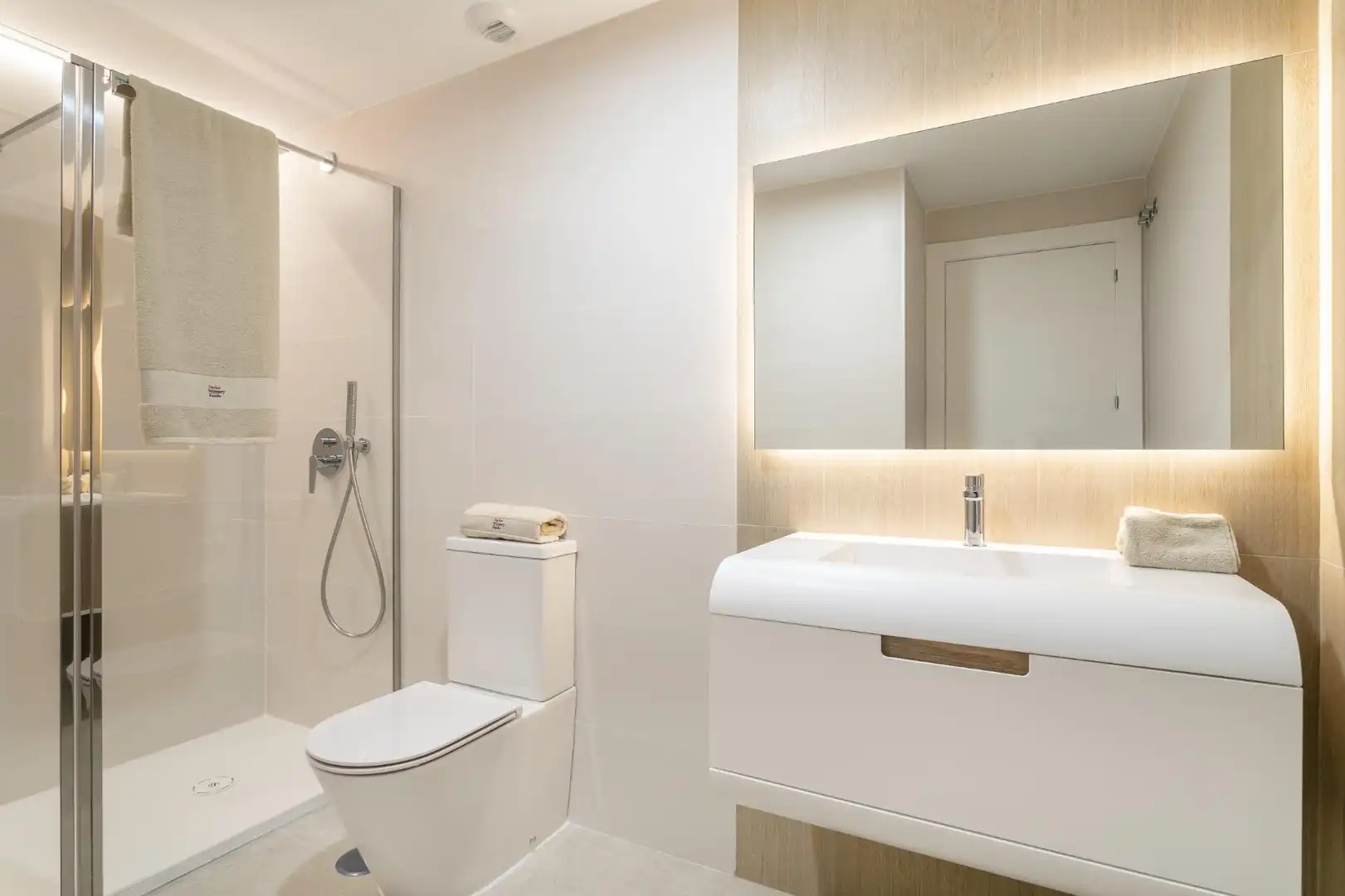 Badezimmer von Erdgeschoss zum Verkauf in Santa Pola mit Klimaanlage, Heizung und Privatgarten