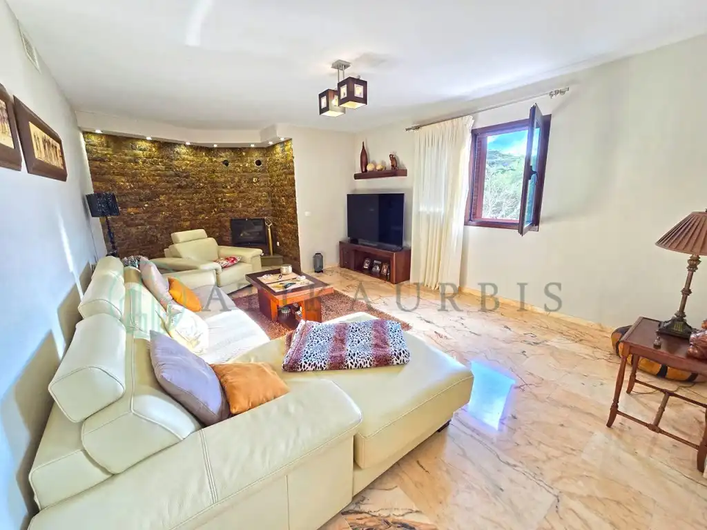 Sala d'estar de Casa adosada en venda en Colmenar amb Aire condicionat, Terrassa i Piscina