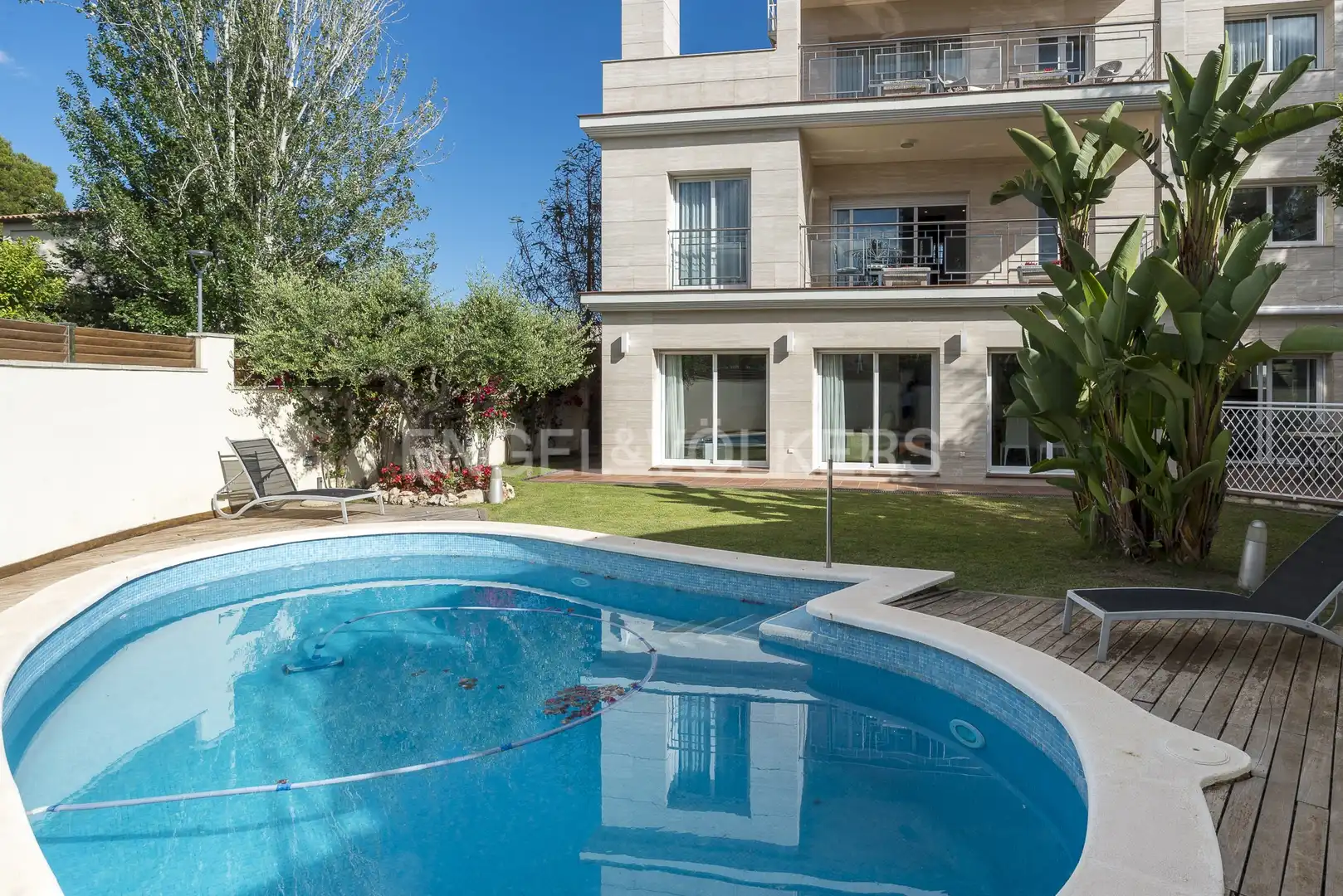 Piscina de Casa o chalet en venta en Sant Pere de Ribes con Aire acondicionado, Calefacción y Jardín privado