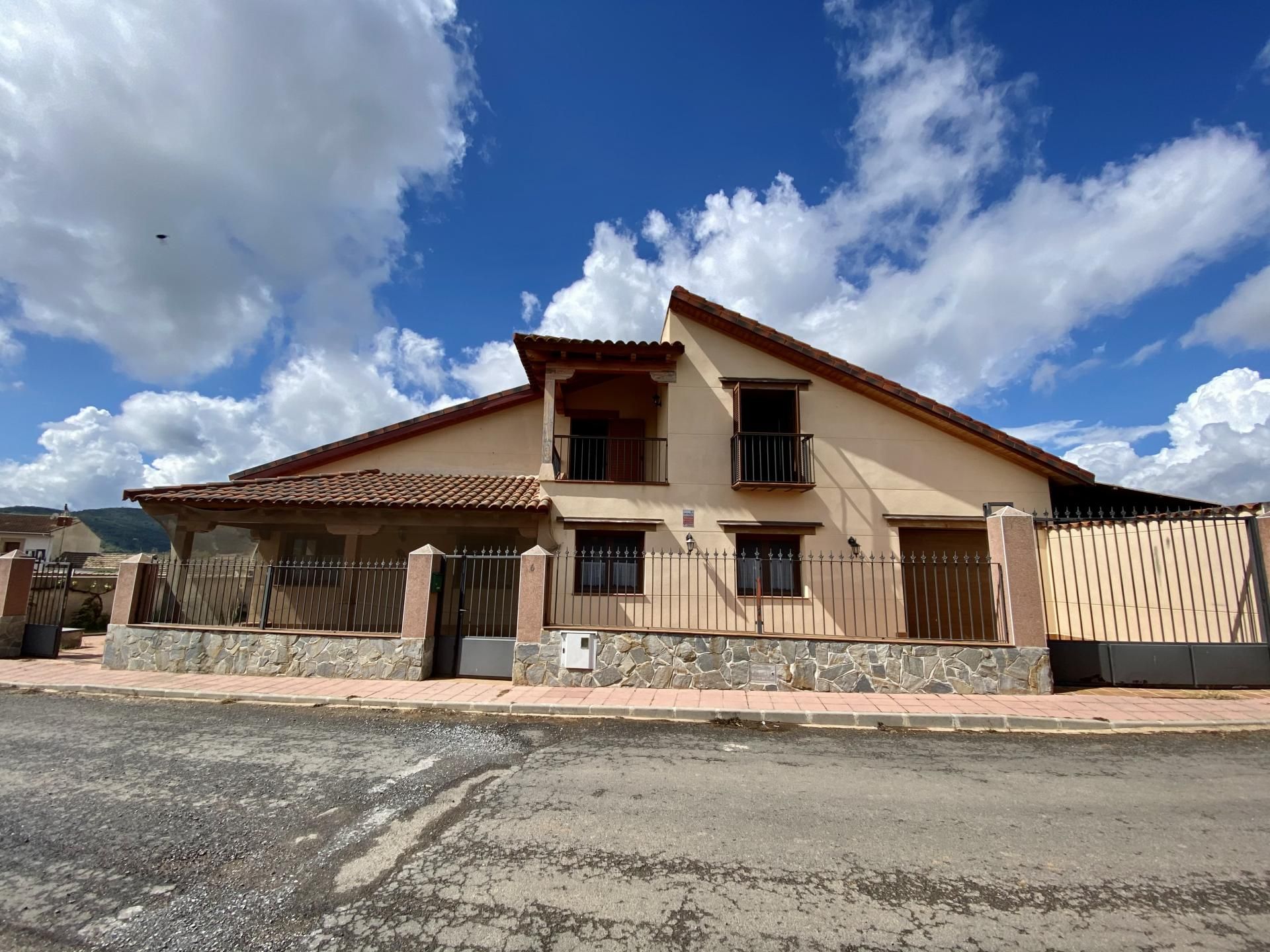 Vista exterior de Casa o xalet en venda en Los Cortijos  amb Calefacció, Terrassa i Traster