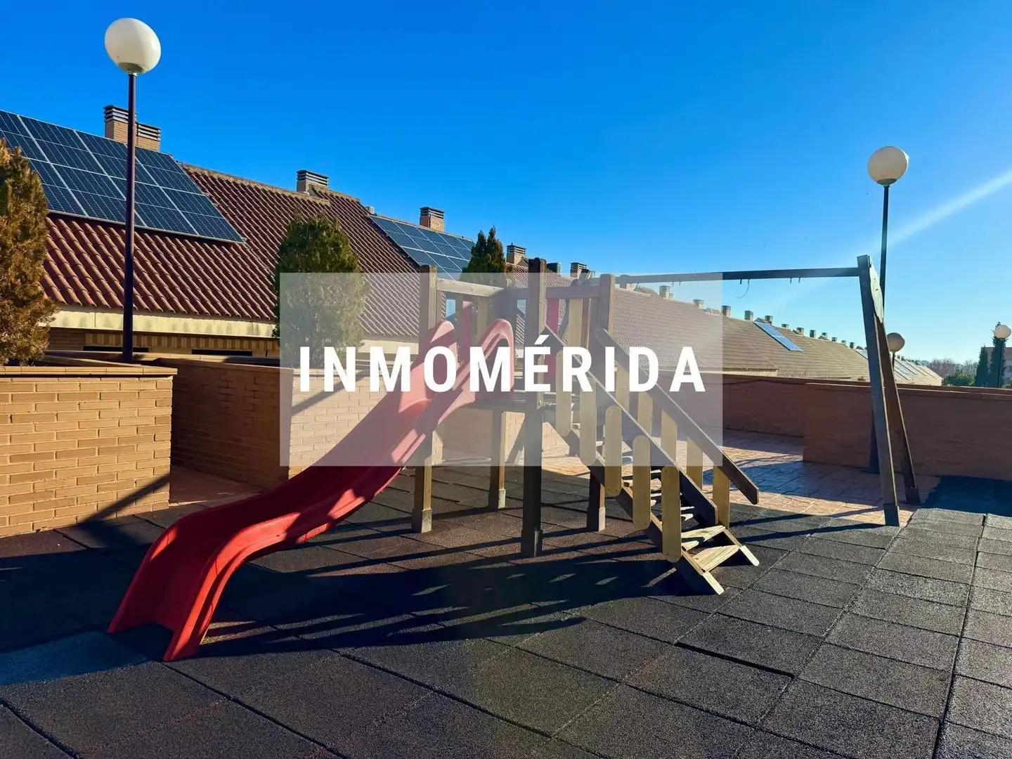 Vista exterior de Casa adosada en venta en Mérida con Aire acondicionado, Calefacción y Jardín privado