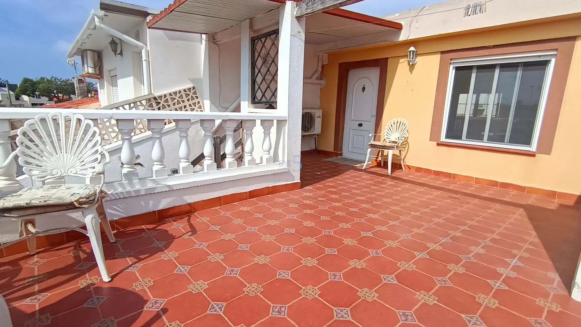 Terrasse von Einfamilien-Reihenhaus zum Verkauf in Torrevieja mit Klimaanlage, Heizung und Möbliert