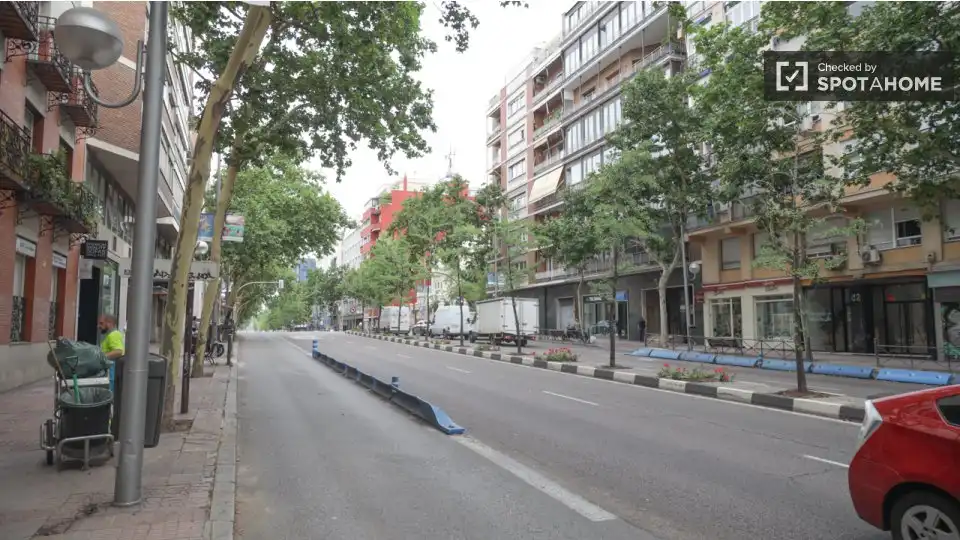 Exterior view of Flat for share in Barrio de Salamanca