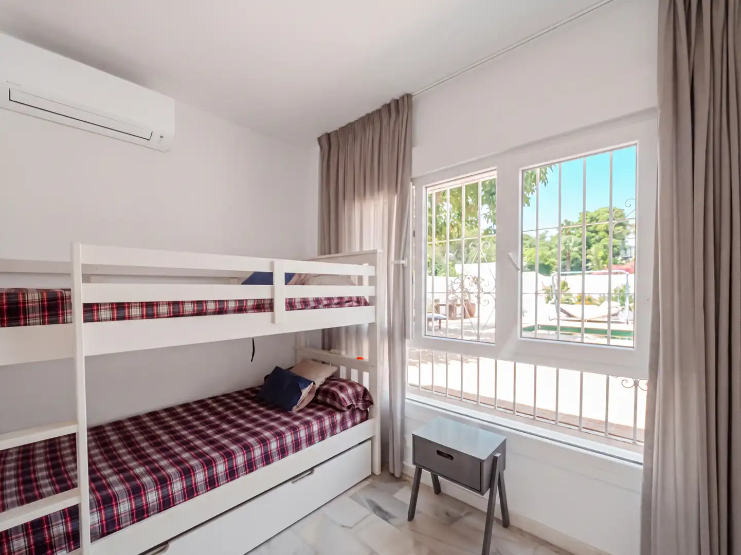 Bedroom of Houses for sale in Elviria - Cabopino