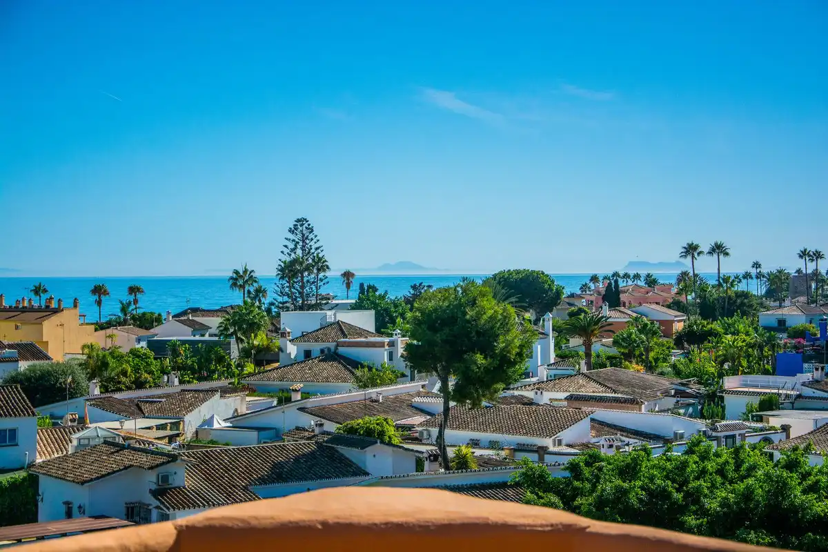 Außenansicht von Dachboden zum Verkauf in Estepona mit Klimaanlage, Terrasse und Whirlpool