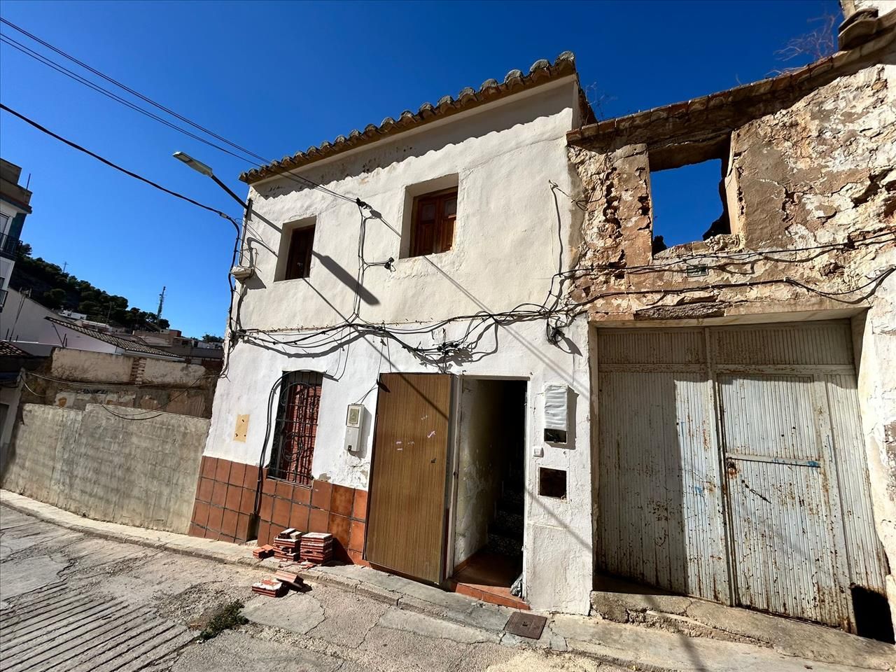 Vista exterior de Casa adosada en venda en Llíria amb Terrassa